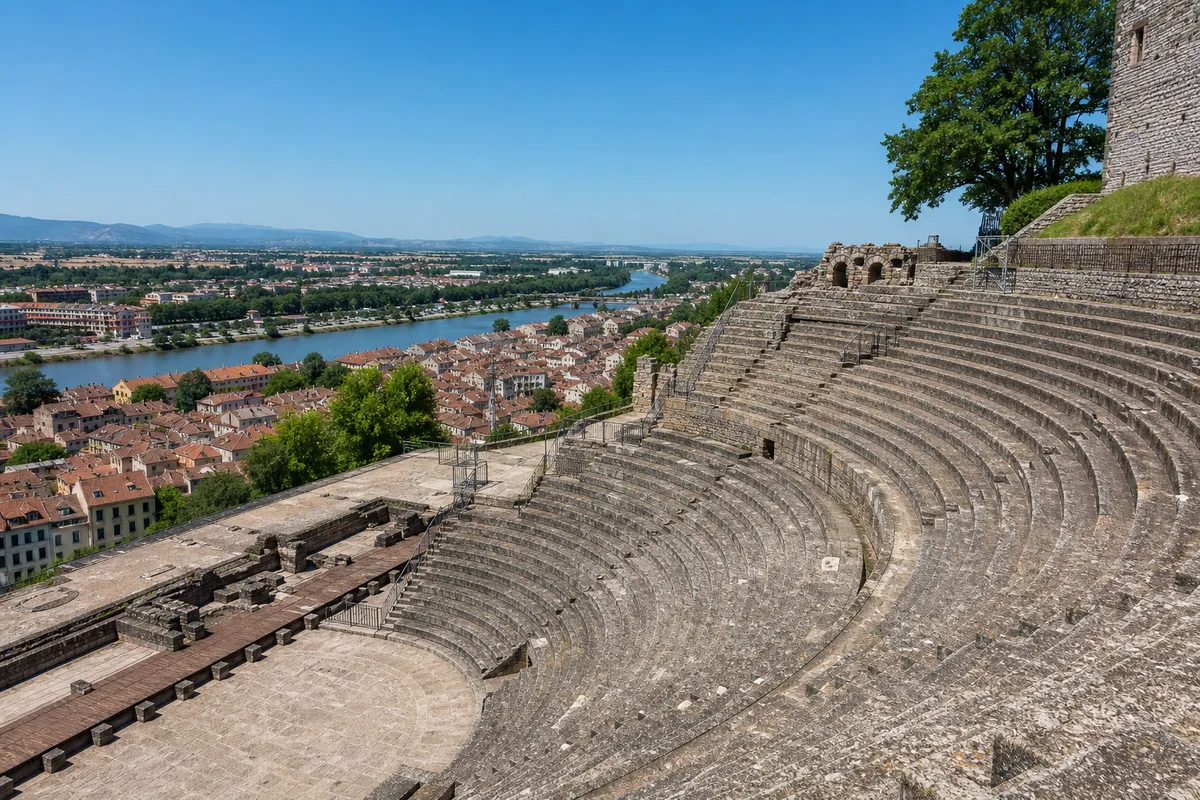 Théâtre antique de Vienne dominant les toits de la ville et le Rhône